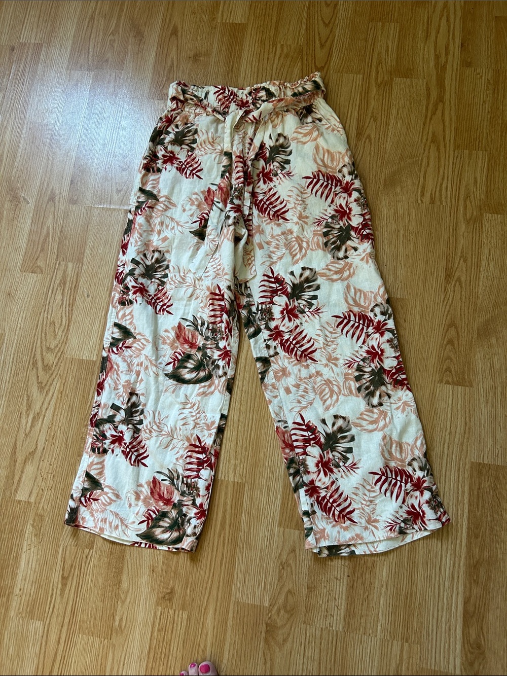 Guess Cream Floral Print Elastic-Waist Skirt with Red Logo Tag